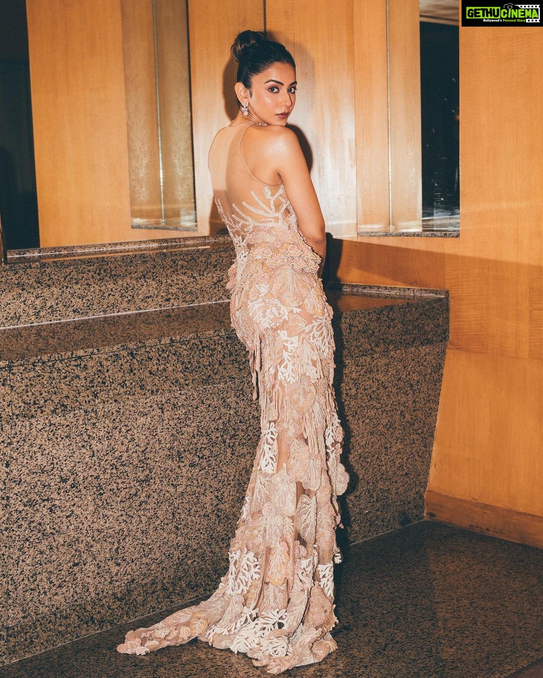 Rakul Preet Singh Instagram - To feeling glamorous and fabulous š¤ Outfit @abhisheksharmastudio Earrings @goldenwindow Rings @anmoljewellers Styled by @anshikaav Team @bhatia_tanisha @tanazfatima Hair @aliyashaik28 Makeup @im__sal Shot by @mayank0491