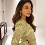 Rakul Preet Singh Instagram – There is beauty in simplicity 💚

Outfit @ritikamirchandani
Jewellery @neetysinghjewellery
Styled by @anshikaav