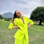 Rakul Preet Singh Instagram – Yeh haseein vaadiyaan 💚💚 
#kashmir #paradise 

Outfit @pinkporcupines
Necklace @curiocottagejewelry
Styled by @anshikaav
Make up @im__sal
Hair @aliyashaik28