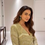 Rakul Preet Singh Instagram - There is beauty in simplicity 💚 Outfit @ritikamirchandani Jewellery @neetysinghjewellery Styled by @anshikaav