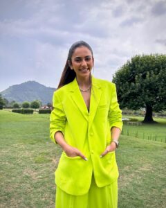 Rakul Preet Singh Instagram - Yeh haseein vaadiyaan 💚💚 #kashmir #paradise Outfit @pinkporcupines Necklace @curiocottagejewelry Styled by @anshikaav Make up @im__sal Hair @aliyashaik28