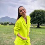 Rakul Preet Singh Instagram - Yeh haseein vaadiyaan 💚💚 #kashmir #paradise Outfit @pinkporcupines Necklace @curiocottagejewelry Styled by @anshikaav Make up @im__sal Hair @aliyashaik28