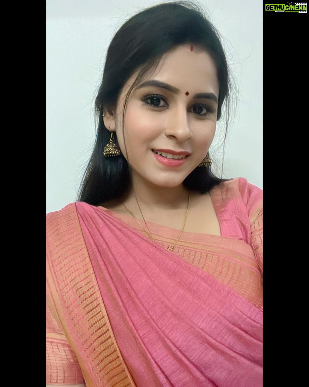 Rithika Tamil Selvi Instagram - Share your smile with the world. It’s a symbol of peace & friendship☺️✌️ Good evening 🩷 . . . . #rithika #tamil_rithika #rithikatamilselvi #vijaystars #vijaytelevision #positivevibes #positiveeveningsss #goodvibesonly