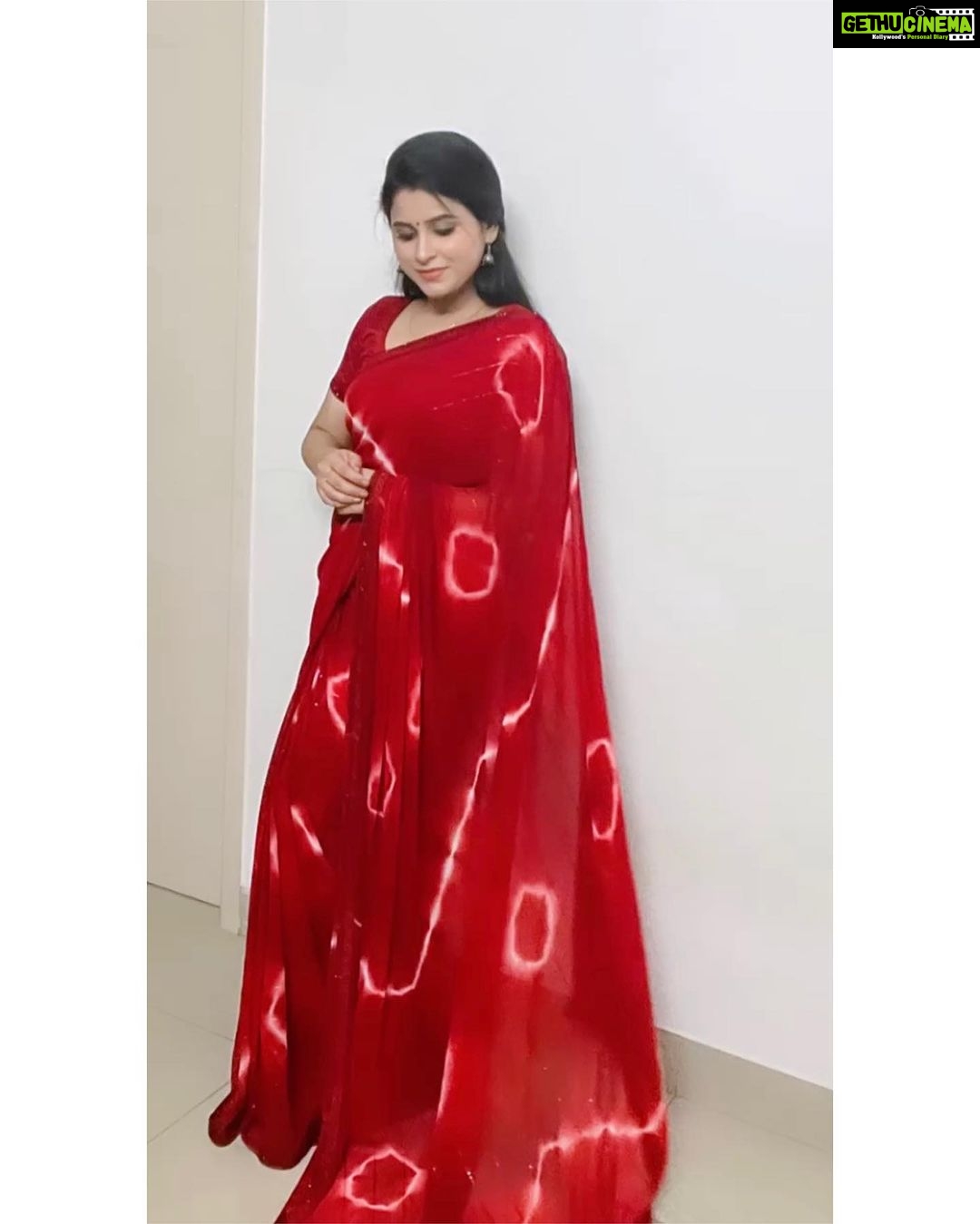 Rithika Tamil Selvi Instagram - Good morning ❤️ Saree @ashas_womens_collection Blouse @knotweddinghouse . . . . . . #rithika #tamil_rithika #rithikatamilselvi #sareefashion #redsaree #vijaystars #vijaytelevision