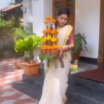 Rithika Tamil Selvi Instagram - Welcoming Maveli home 🏡 #maveli #mavelirituals #maveli👑 #onamrituals #onamspecial #onam23 #onam #onamcelebration #onamsaree #firstonam #firstonamtogether😍❤️ #onam2023 #kerala #keralagodsowncountry #keralabride #weddingjewellery #jewelry #trending #trendingnow #onamphotoshoot #rithika #rithikatamilselvi #tamil_rithika #vijaytelevision #trendingupdates #tamilserial
