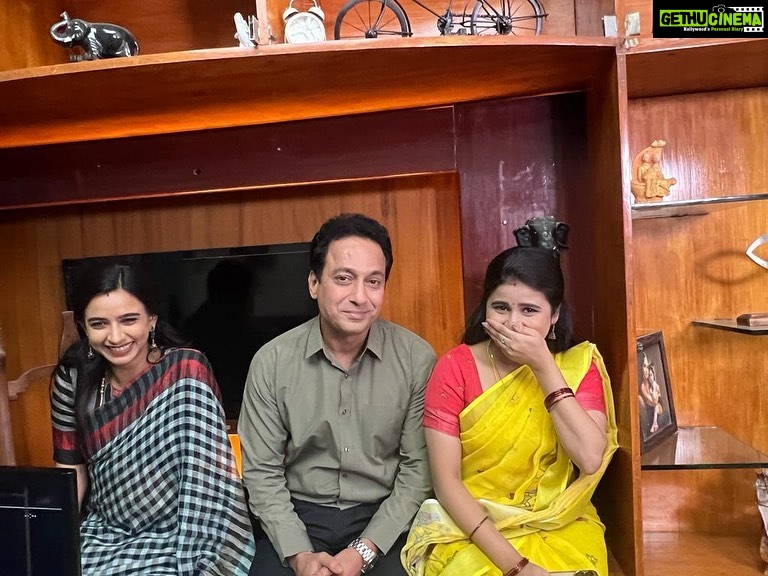Rithika Tamil Selvi Instagram - Behind the scenes with our Baakiyalakshmi team members ☺️ Picture credits & the smile on our face is bcz of our director @davidjohn.charlie sir 😄 @divya_ganesh_official #gopibaakiyalakshmi . . . . #vijaystars #vijaytelevision #baakiyalakshmi_serial #baakiyalakshmi_vijaytv #tamil_rithika