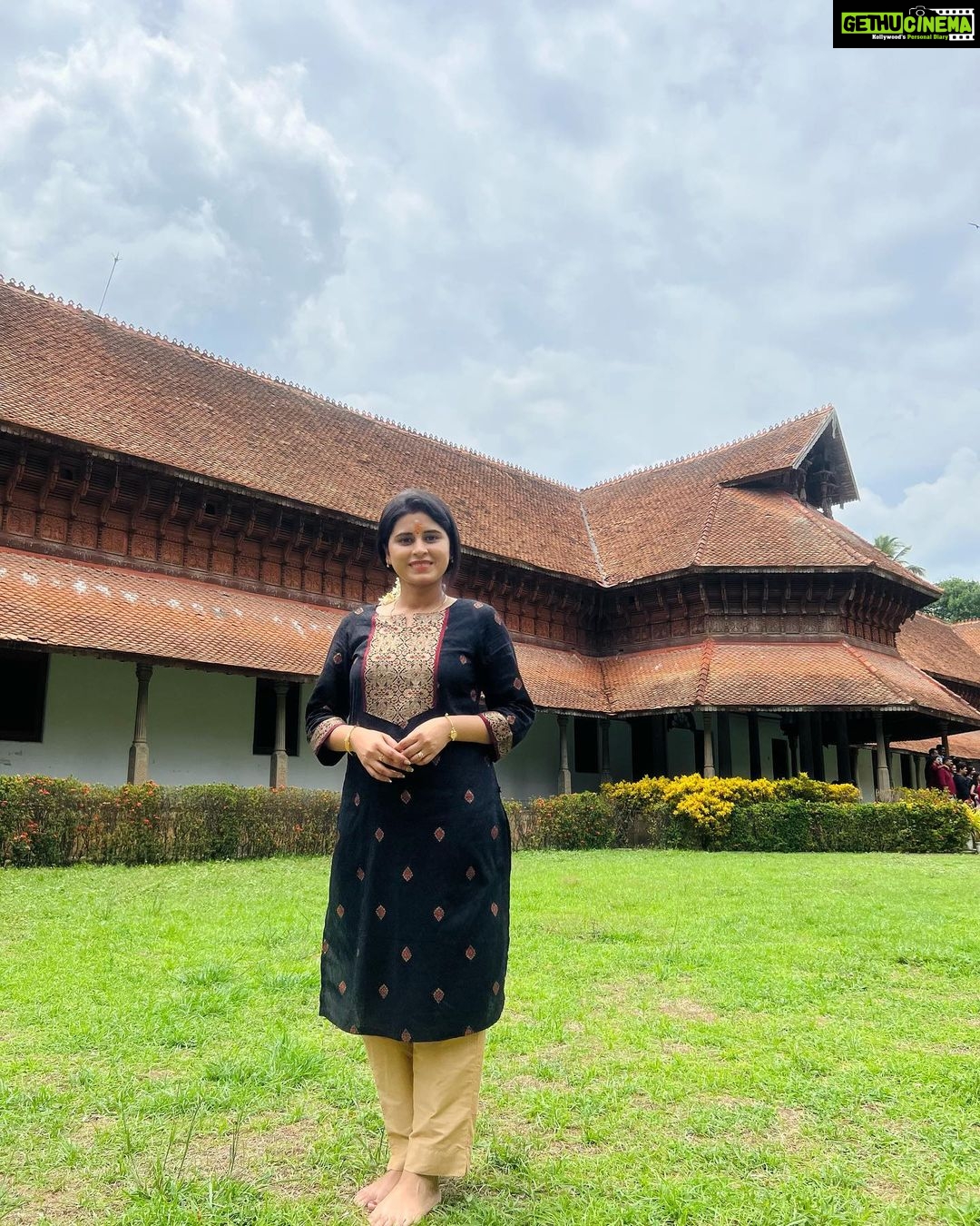 Rithika Tamil Selvi Instagram - All about today 😇🙏🏻 . . . #positivevibesonly #trivandrumdiaries #trivandrum #padmanabhaswamytemple #kuthiramalika_palace❤️ #kuthiramalika #aazhimala #rithika #tamil_rithika #rithikatamilselvi #vijaystars Trivandrum