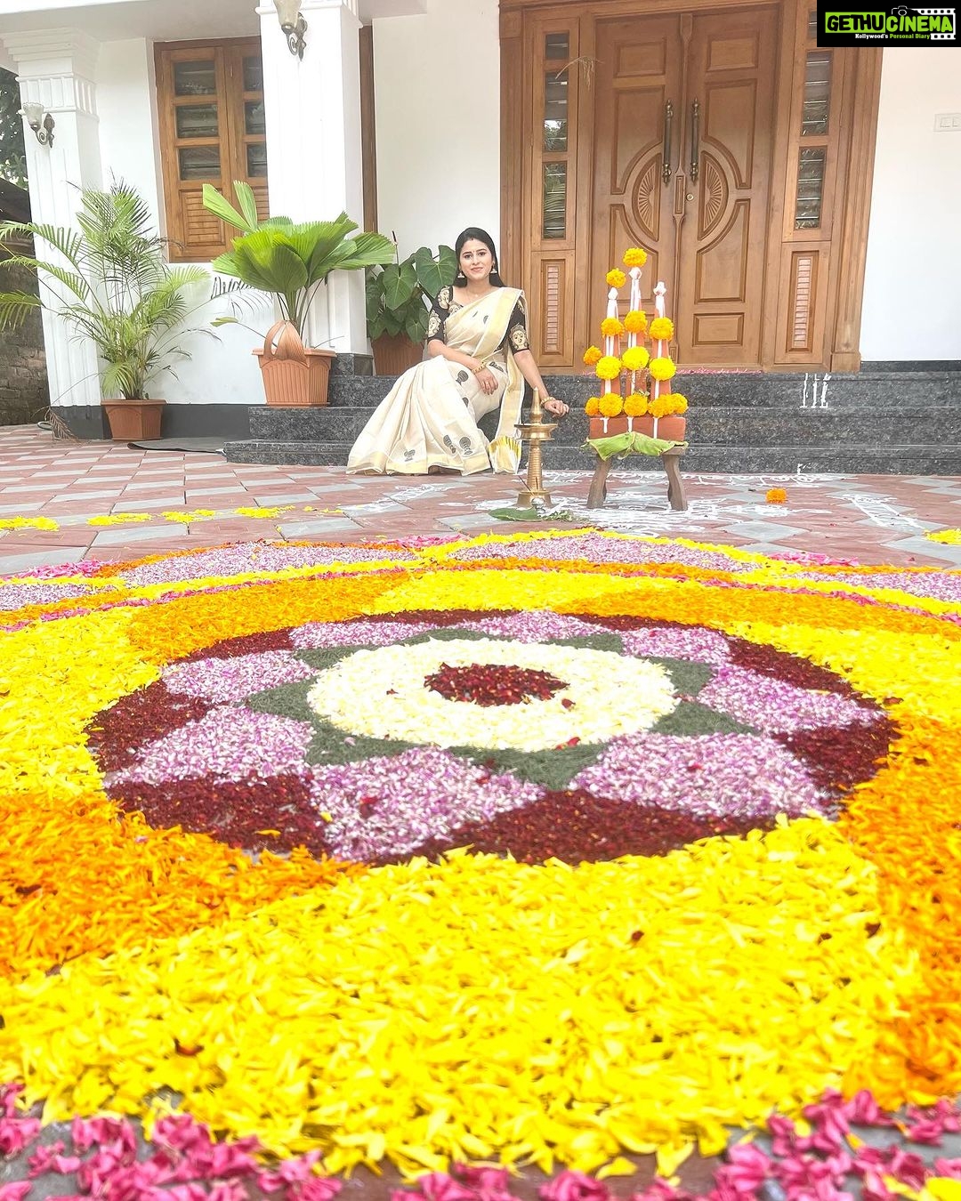 Rithika Tamil Selvi Instagram - Thiruvona pookalam 🌸 #thiruvonam #thiruvonapookalam #pookalam🌺 #onam23 #onam #onamcelebration #onamsaree #firstonam #firstonamtogether😍❤️ #onam2023 #kerala #keralagodsowncountry #keralabride #weddingjewellery #jewelry #trending #trendingnow #onamphotoshoot #rithika #rithikatamilselvi #tamil_rithika #vijaytelevision #trendingupdates #tamilserial #onamsaree