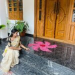 Rithika Tamil Selvi Instagram - Thiruvona pookalam 🌸 #thiruvonam #thiruvonapookalam #pookalam🌺 #onam23 #onam #onamcelebration #onamsaree #firstonam #firstonamtogether😍❤️ #onam2023 #kerala #keralagodsowncountry #keralabride #weddingjewellery #jewelry #trending #trendingnow #onamphotoshoot #rithika #rithikatamilselvi #tamil_rithika #vijaytelevision #trendingupdates #tamilserial #onamsaree
