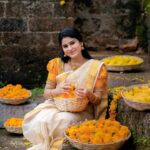 Rithika Tamil Selvi Instagram - 1st Onam 🌼🌺 #onam23 #onam #onamcelebration #onamsaree #firstonam #firstonamtogether😍❤️ #onam2023 #kerala #keralagodsowncountry #keralabride #weddingjewellery #jewelry #trending #trendingnow #onamphotoshoot #rithika #rithikatamilselvi #tamil_rithika #vijaytelevision #trendingupdates #tamilserial