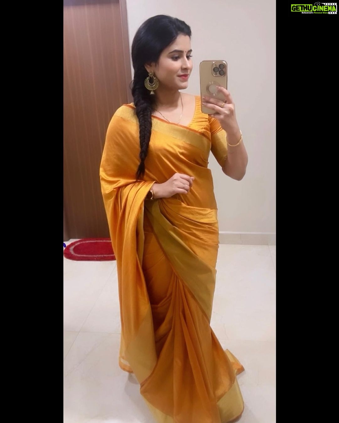 Rithika Tamil Selvi Instagram - Everyday is a good day. There’s something to learn, care & celebrate😊✌️ Have a great day 🧡 Saree @ashas_womens_collection Blouse @knotweddinghouse #rithika #tamil_rithika #rithikatamilselvi #vijaystars #vijaytelevision #morningvibes #morningquotes