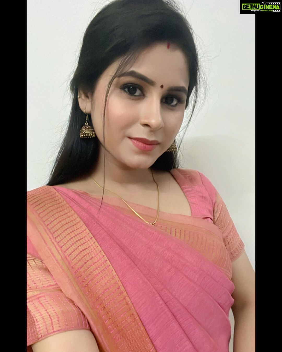Rithika Tamil Selvi Instagram - Share your smile with the world. It’s a symbol of peace & friendship☺️✌️ Good evening 🩷 . . . . #rithika #tamil_rithika #rithikatamilselvi #vijaystars #vijaytelevision #positivevibes #positiveeveningsss #goodvibesonly