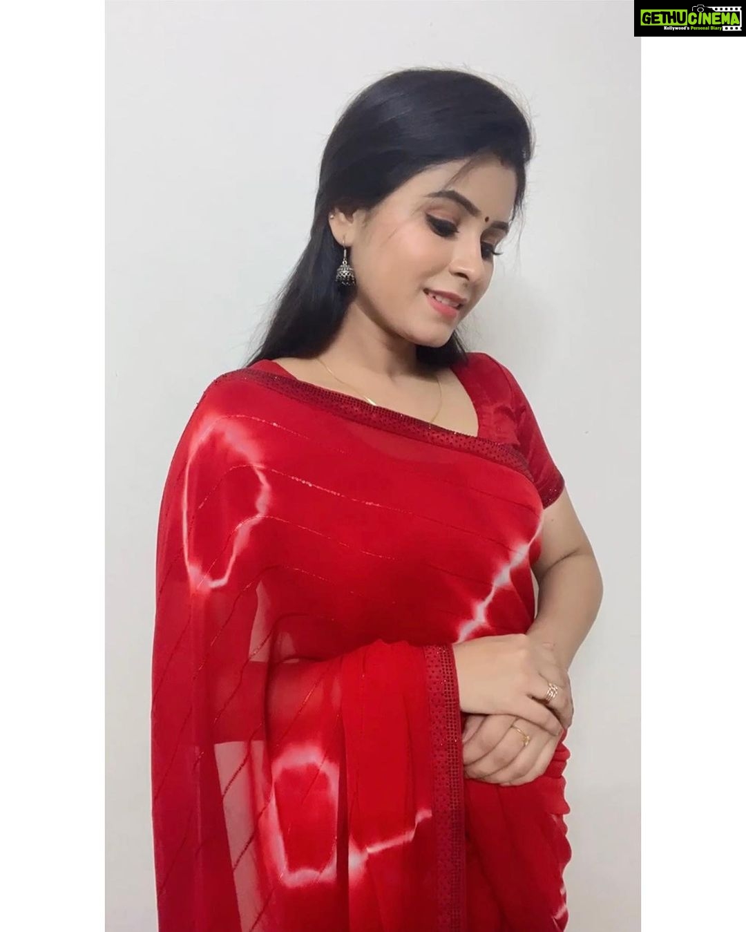 Rithika Tamil Selvi Instagram - Good morning ❤️ Saree @ashas_womens_collection Blouse @knotweddinghouse . . . . . . #rithika #tamil_rithika #rithikatamilselvi #sareefashion #redsaree #vijaystars #vijaytelevision