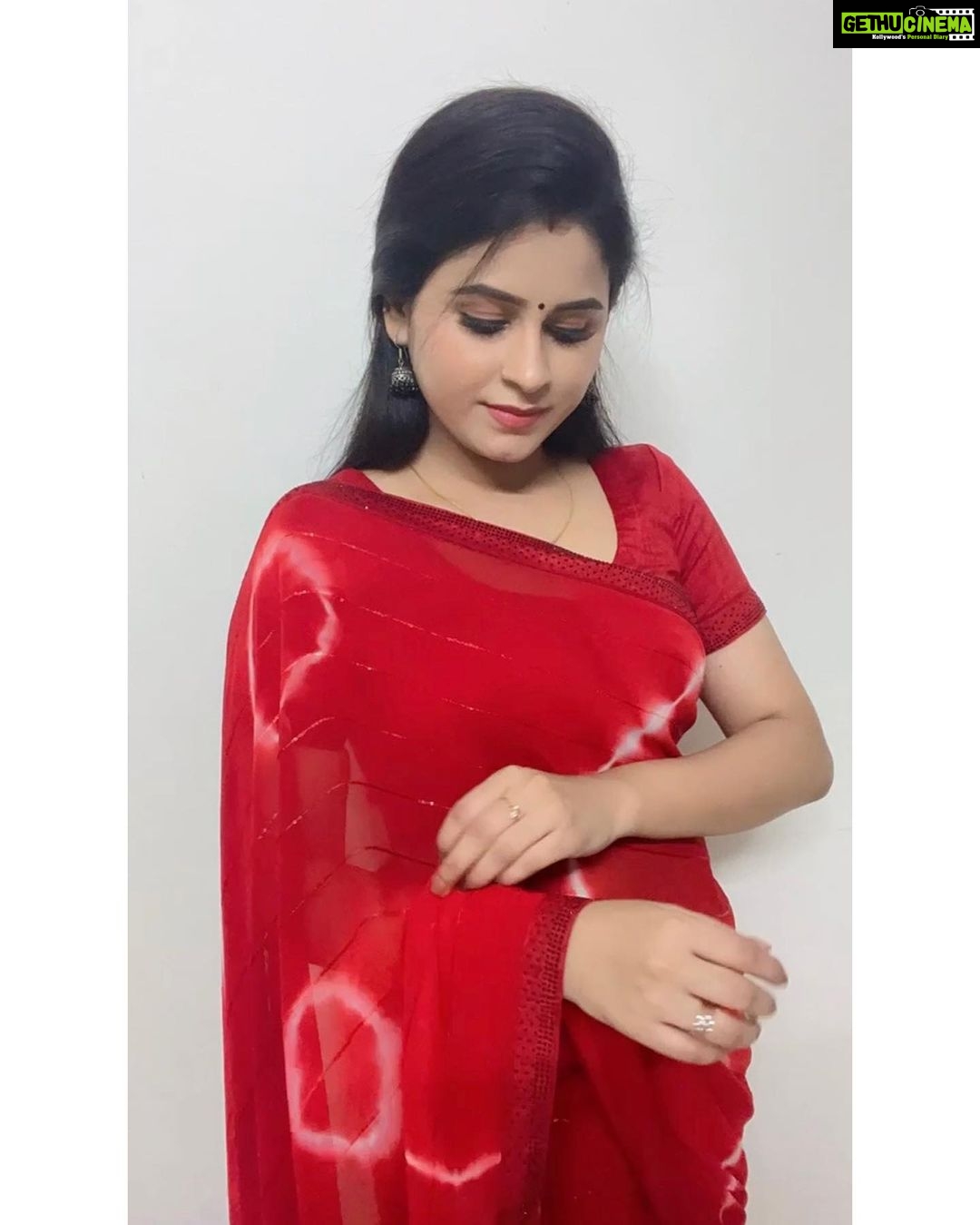 Rithika Tamil Selvi Instagram - Good morning ❤️ Saree @ashas_womens_collection Blouse @knotweddinghouse . . . . . . #rithika #tamil_rithika #rithikatamilselvi #sareefashion #redsaree #vijaystars #vijaytelevision