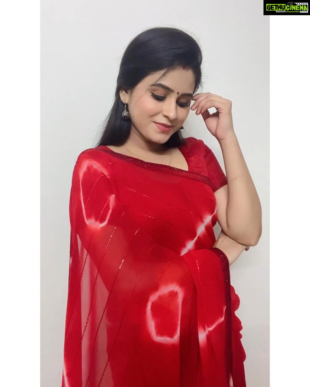 Rithika Tamil Selvi Instagram - Good morning ❤️ Saree @ashas_womens_collection Blouse @knotweddinghouse . . . . . . #rithika #tamil_rithika #rithikatamilselvi #sareefashion #redsaree #vijaystars #vijaytelevision