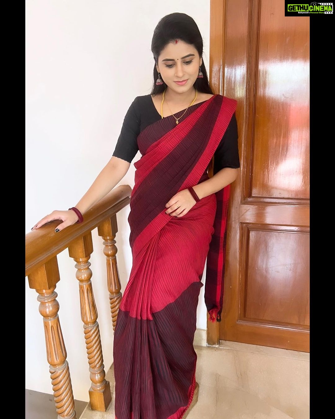Rithika Tamil Selvi Instagram - Stay focused. Go after your dreams and keep moving towards ur goal✌️😊❤️ #rithika #tamil_rithika #rithikatamilselvi #vijaystars #vijaytelevision #amirthabaakiyalakshmi #baakiyalakshmi_vijaytv #baakiyalakshmi_serial #sareefashion