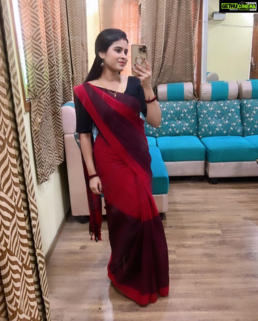 Rithika Tamil Selvi Instagram - Stay focused. Go after your dreams and keep moving towards ur goal✌️😊❤️ #rithika #tamil_rithika #rithikatamilselvi #vijaystars #vijaytelevision #amirthabaakiyalakshmi #baakiyalakshmi_vijaytv #baakiyalakshmi_serial #sareefashion