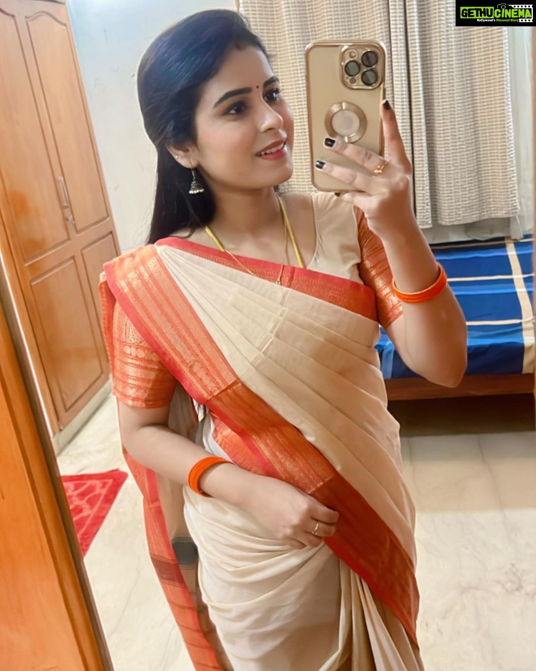 Rithika Tamil Selvi Instagram - 🧡✌️ Saree @ashas_womens_collection Blouse @niraa_celebrating_fashions . . . . #rithika #tamil_rithika #vijaystars #vijaytelevision #amirthabaakiyalakshmi #baakiyalakshmi_vijaytv #baakiyalakshmi_serial #rithikatamilselvi #sareelove #traditionalsaree #cottonsaree