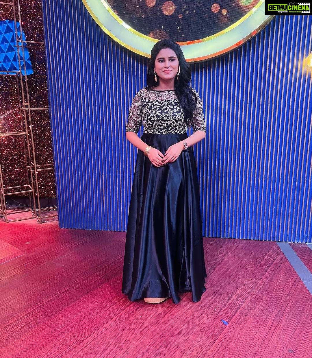 Rithika Tamil Selvi Instagram - So happy to be in the sets of CWC again & meeting all my beloved people ❤️ Had great fun & glad to be a part of this great show😇 Thanks to @mediamasons team Director @parthiv.mani @ravoofa.h.k Mam for having me there🙏🏻😊 Outfit @akira_the_couture__ . . . #rithika #cwc #cwcseason4 #cwcseason2 #cwccelebration #vijaystars #vijaytelevision #tamil_rithika #rithikatamilselvi