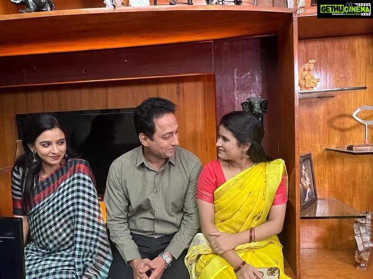 Rithika Tamil Selvi Instagram - Behind the scenes with our Baakiyalakshmi team members ☺️ Picture credits & the smile on our face is bcz of our director @davidjohn.charlie sir 😄 @divya_ganesh_official #gopibaakiyalakshmi . . . . #vijaystars #vijaytelevision #baakiyalakshmi_serial #baakiyalakshmi_vijaytv #tamil_rithika