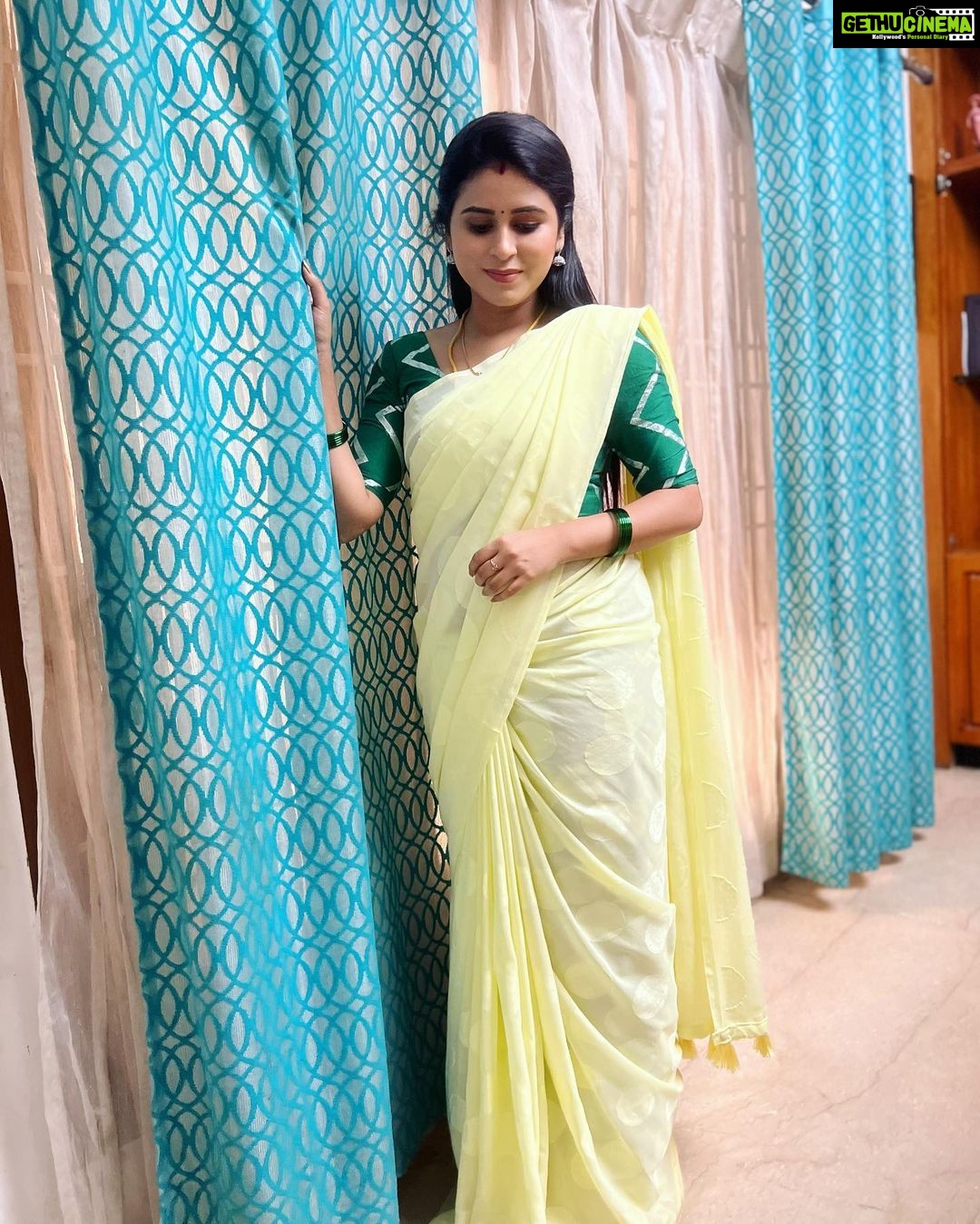 Rithika Tamil Selvi Instagram - Good morning from Amirtha 😊✌️ Saree @ashas_womens_collection Blouse @niraa_celebrating_fashions . . . #rithika #tamil_rithika #vijaystars #vijaytelevision #rithikatamilselvi #amirthabaakiyalakshmi #baakiyalakshmi_vijaytv