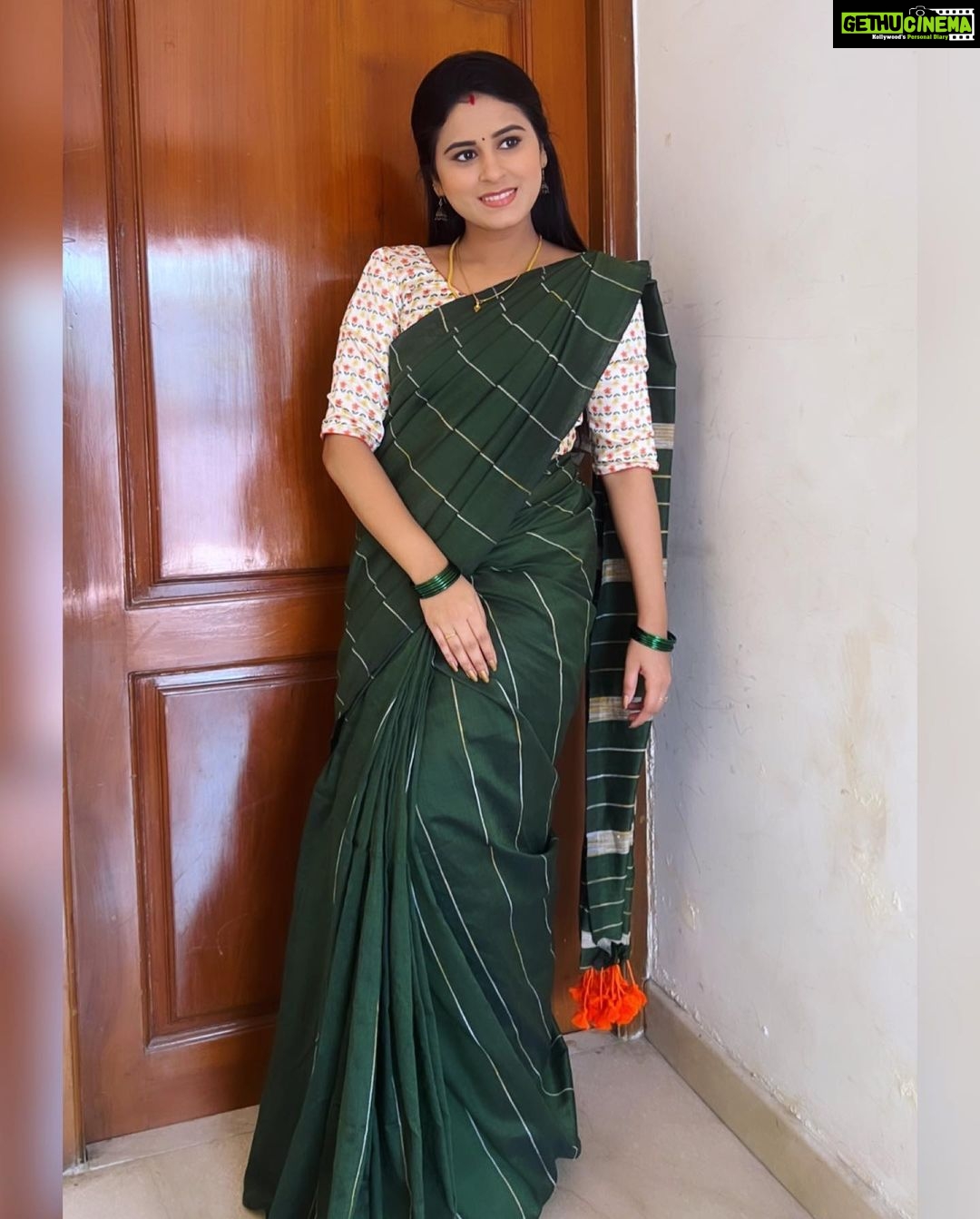 Rithika Tamil Selvi Instagram - Good morning from Amirtha 😊✌️ Saree @ashas_womens_collection Blouse @niraa_celebrating_fashions . . . #rithika #tamil_rithika #vijaystars #vijaytelevision #rithikatamilselvi #amirthabaakiyalakshmi #baakiyalakshmi_vijaytv