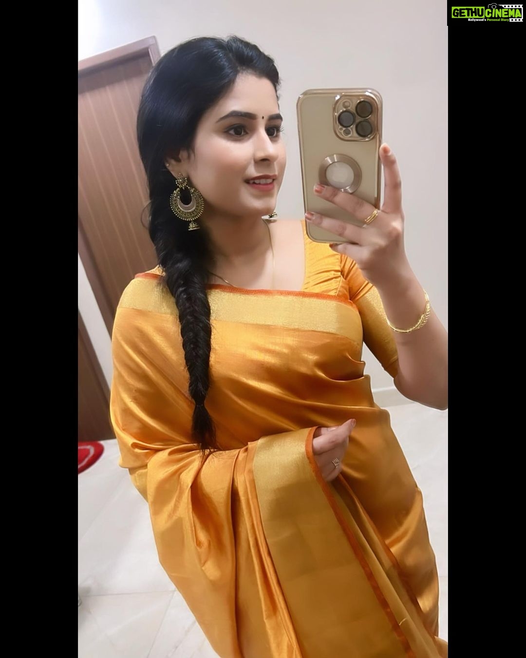 Rithika Tamil Selvi Instagram - Everyday is a good day. There’s something to learn, care & celebrate😊✌️ Have a great day 🧡 Saree @ashas_womens_collection Blouse @knotweddinghouse #rithika #tamil_rithika #rithikatamilselvi #vijaystars #vijaytelevision #morningvibes #morningquotes