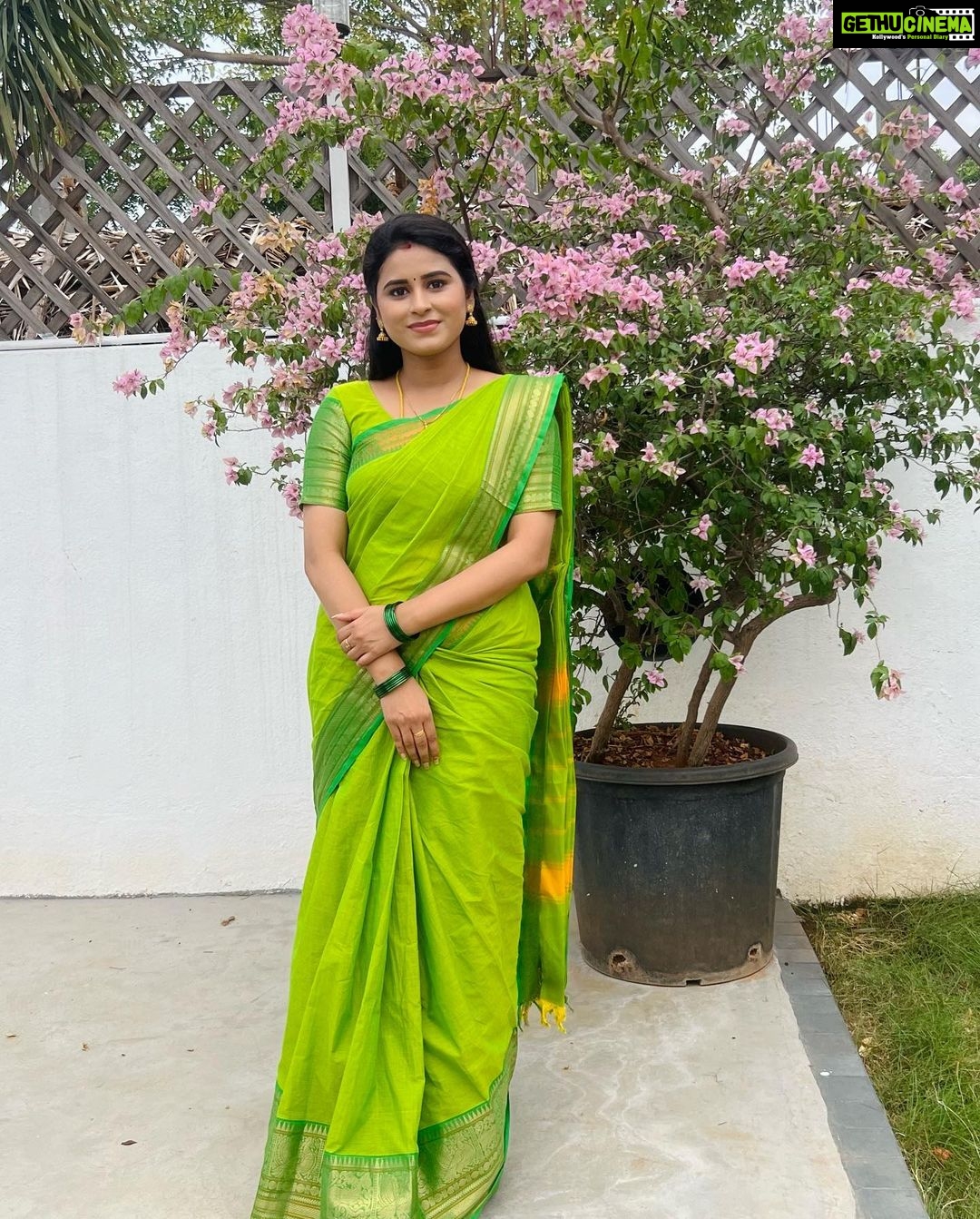 Rithika Tamil Selvi Instagram - Good morning Insta fam💚✌️ Saree @ashas_womens_collection Blouse @niraa_celebrating_fashions #rithika #tamil_rithika #amirthabaakiyalakshmi #vijaystars #baakiyalakshmi_vijaytv #baakiyalakshmi_serial #rithikatamilselvi