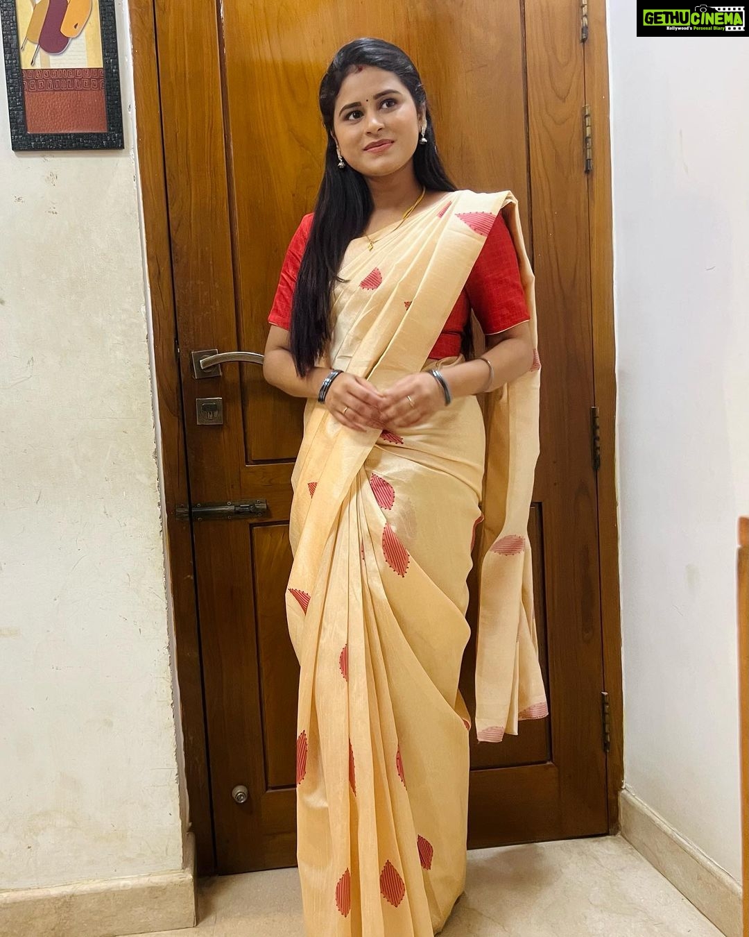 Rithika Tamil Selvi Instagram - Good morning Insta fam💚✌️ Saree @ashas_womens_collection Blouse @niraa_celebrating_fashions #rithika #tamil_rithika #amirthabaakiyalakshmi #vijaystars #baakiyalakshmi_vijaytv #baakiyalakshmi_serial #rithikatamilselvi