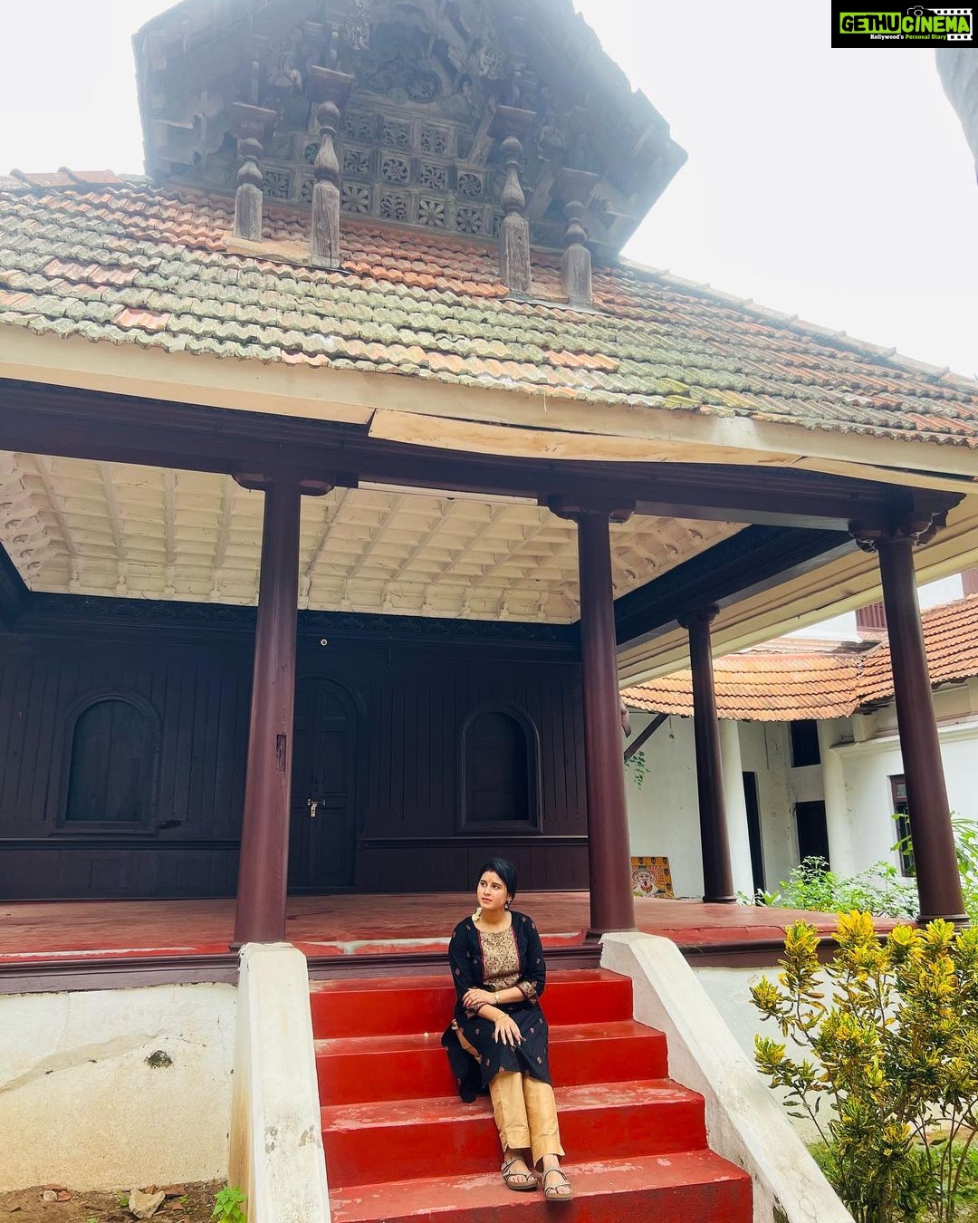 Rithika Tamil Selvi Instagram - All about today 😇🙏🏻 . . . #positivevibesonly #trivandrumdiaries #trivandrum #padmanabhaswamytemple #kuthiramalika_palace❤️ #kuthiramalika #aazhimala #rithika #tamil_rithika #rithikatamilselvi #vijaystars Trivandrum