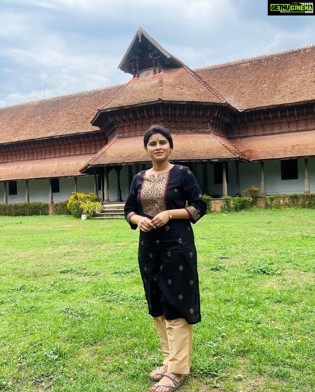 Rithika Tamil Selvi Instagram - All about today 😇🙏🏻 . . . #positivevibesonly #trivandrumdiaries #trivandrum #padmanabhaswamytemple #kuthiramalika_palace❤️ #kuthiramalika #aazhimala #rithika #tamil_rithika #rithikatamilselvi #vijaystars Trivandrum