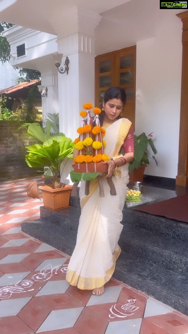 Rithika Tamil Selvi Instagram - Welcoming Maveli home 🏡 #maveli #mavelirituals #maveli👑 #onamrituals #onamspecial #onam23 #onam #onamcelebration #onamsaree #firstonam #firstonamtogether😍❤️ #onam2023 #kerala #keralagodsowncountry #keralabride #weddingjewellery #jewelry #trending #trendingnow #onamphotoshoot #rithika #rithikatamilselvi #tamil_rithika #vijaytelevision #trendingupdates #tamilserial