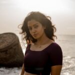Roshini Haripriyan Instagram - வானம் வசப்படும் ✨ 📷 @azhar_dop #roshniharipriyan #dreamy #beach