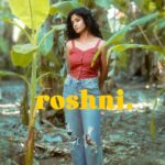 Roshini Haripriyan Instagram – பூ 🌹

Recent favourite shoot with this awesome team ♥️

Videography by @g_vigneshwaran_ 
Assisted by @immortalsekar 
Photography by @irst_photography 

#roshniharipriyan #tamilsongs #retroaesthetic Chennai, India