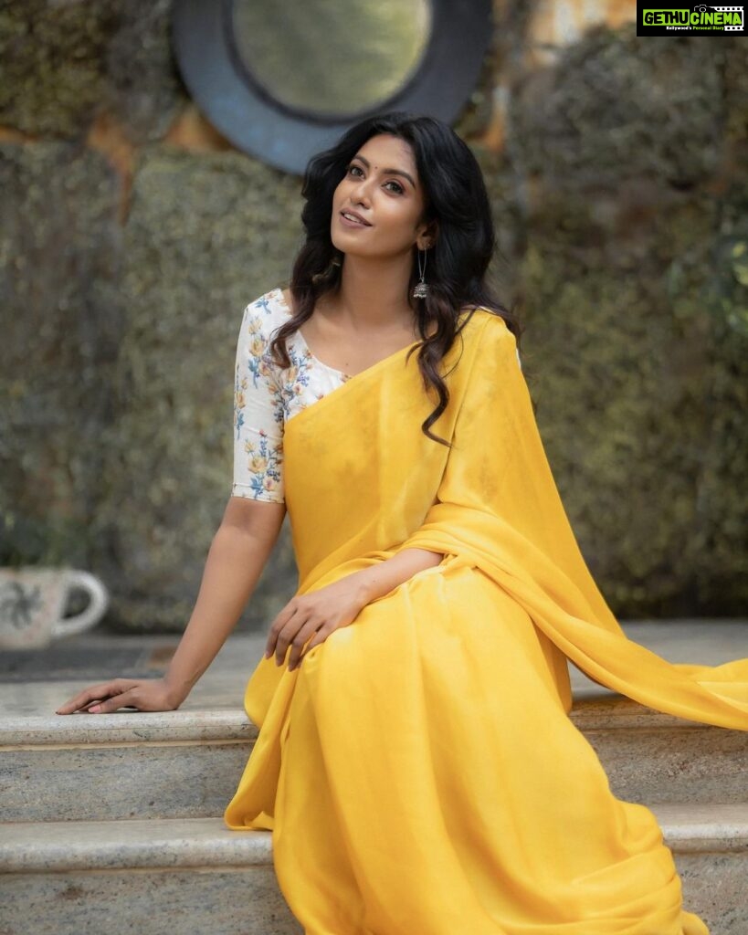 Roshini Haripriyan Instagram - Manjal niram 💛🌻🌞 Outfit - @zol_studio Styling - @subikanifabint Photography - @camerasenthil make up - @pavihairandmakeup Hair - @ranjitha_hairstylist Organised by @rrajeshananda #roshniharipriyan #roshni #grateful #love #happiness #yellow #tamil