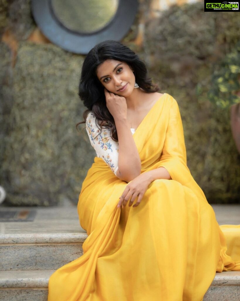 Roshini Haripriyan Instagram - Manjal niram 💛🌻🌞 Outfit - @zol_studio Styling - @subikanifabint Photography - @camerasenthil make up - @pavihairandmakeup Hair - @ranjitha_hairstylist Organised by @rrajeshananda #roshniharipriyan #roshni #grateful #love #happiness #yellow #tamil