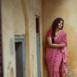 Roshini Haripriyan Instagram - மாலை நேரத்து மயக்கம் 🤍 📷 @navin.appu #roshniharipriyan #retro #asthetic #saree #love Chennai, India