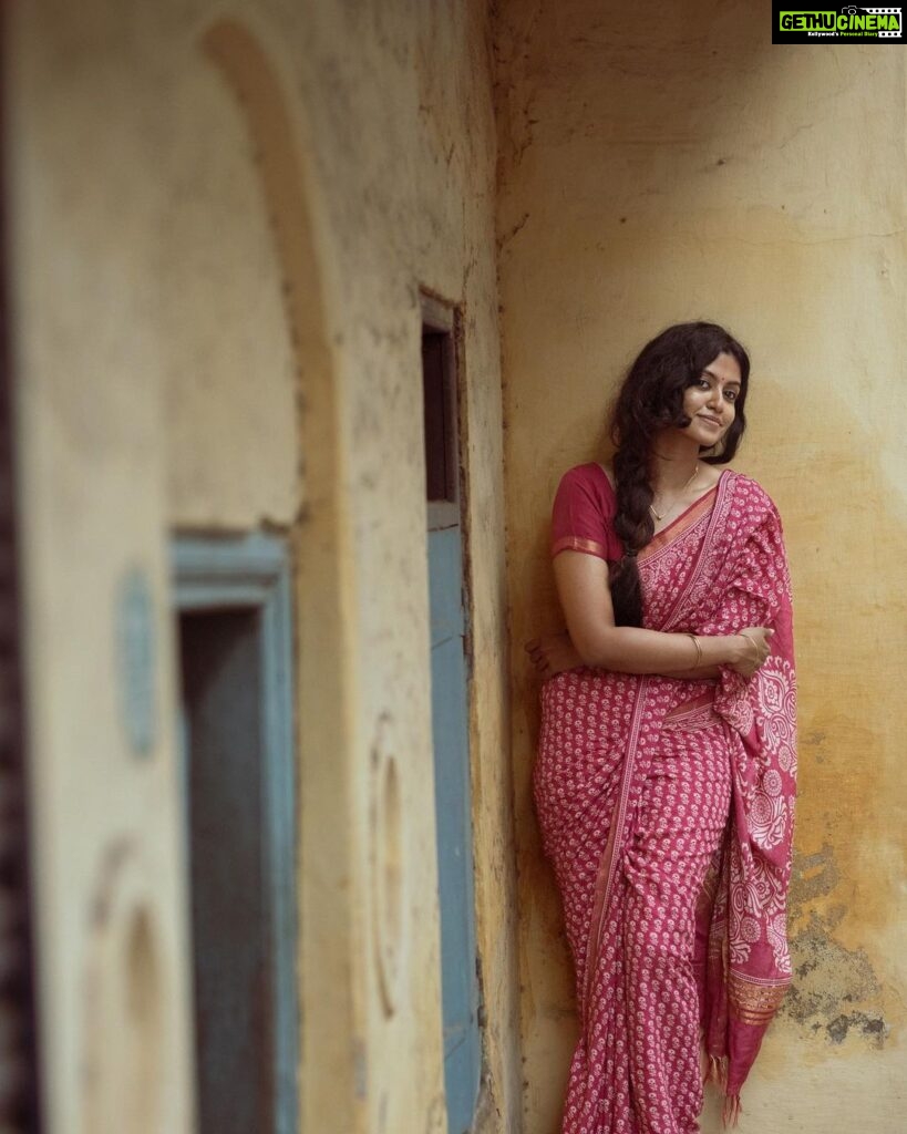Roshini Haripriyan Instagram - மாலை நேரத்து மயக்கம் 🤍 📷 @navin.appu #roshniharipriyan #retro #asthetic #saree #love Chennai, India