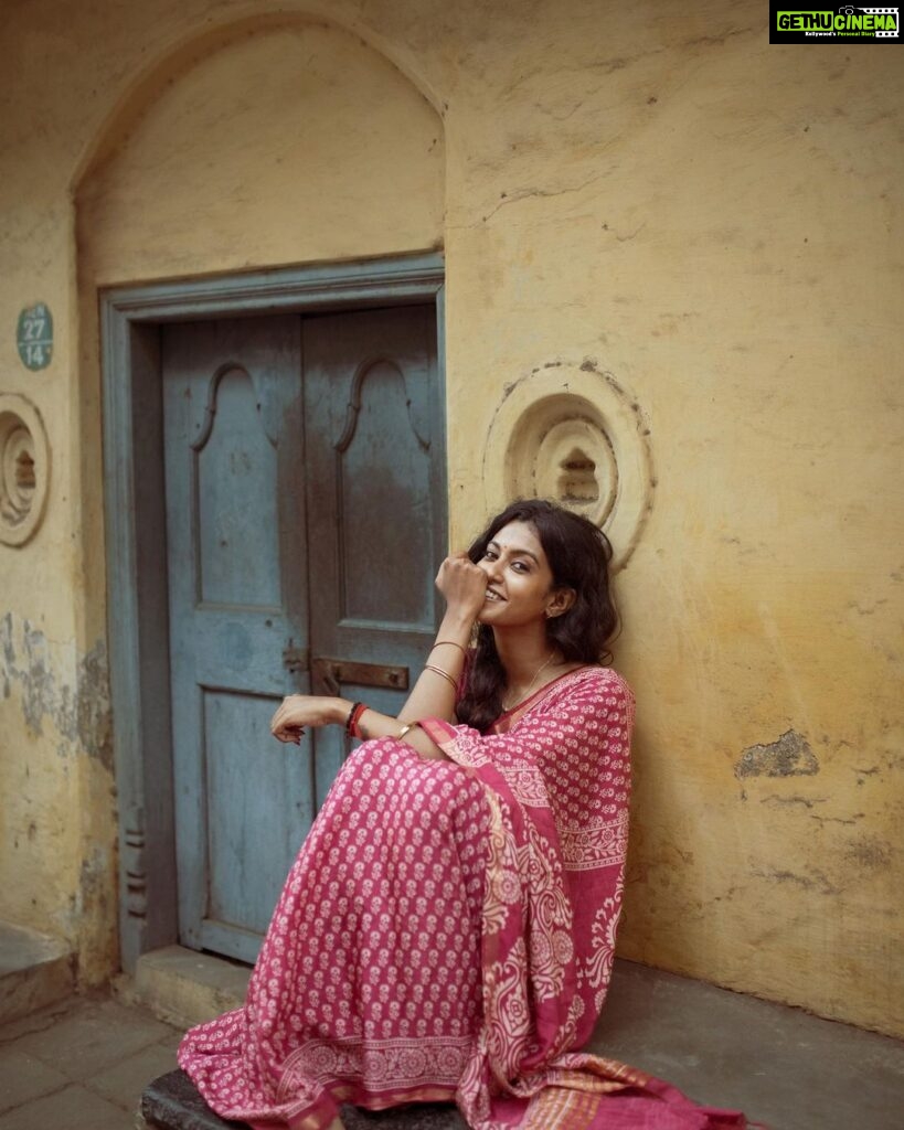 Roshini Haripriyan Instagram - மாலை நேரத்து மயக்கம் 🤍 📷 @navin.appu #roshniharipriyan #retro #asthetic #saree #love Chennai, India