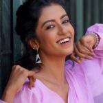 Roshini Haripriyan Instagram - 🌸🤍 happy inside and out #cwc Thank you @ishwaryaalaguvel & @yoshnasbyela for this beautiful outfit ❣️😘 Outfit: @yoshnasbyela Styled by: @ishwaryaalaguvel Earring: @fineshinejewels Shot by: @en.nizharpadam #roshniharipriyan #cwc3