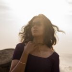 Roshini Haripriyan Instagram - வானம் வசப்படும் ✨ 📷 @azhar_dop #roshniharipriyan #dreamy #beach