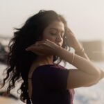 Roshini Haripriyan Instagram - வானம் வசப்படும் ✨ 📷 @azhar_dop #roshniharipriyan #dreamy #beach