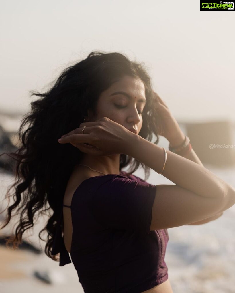 Roshini Haripriyan Instagram - வானம் வசப்படும் ✨ 📷 @azhar_dop #roshniharipriyan #dreamy #beach
