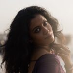 Roshini Haripriyan Instagram - வானம் வசப்படும் ✨ 📷 @azhar_dop #roshniharipriyan #dreamy #beach