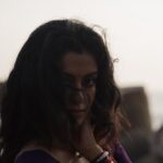 Roshini Haripriyan Instagram - வானம் வசப்படும் ✨ 📷 @azhar_dop #roshniharipriyan #dreamy #beach
