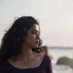 Roshini Haripriyan Instagram - வானம் வசப்படும் ✨ 📷 @azhar_dop #roshniharipriyan #dreamy #beach