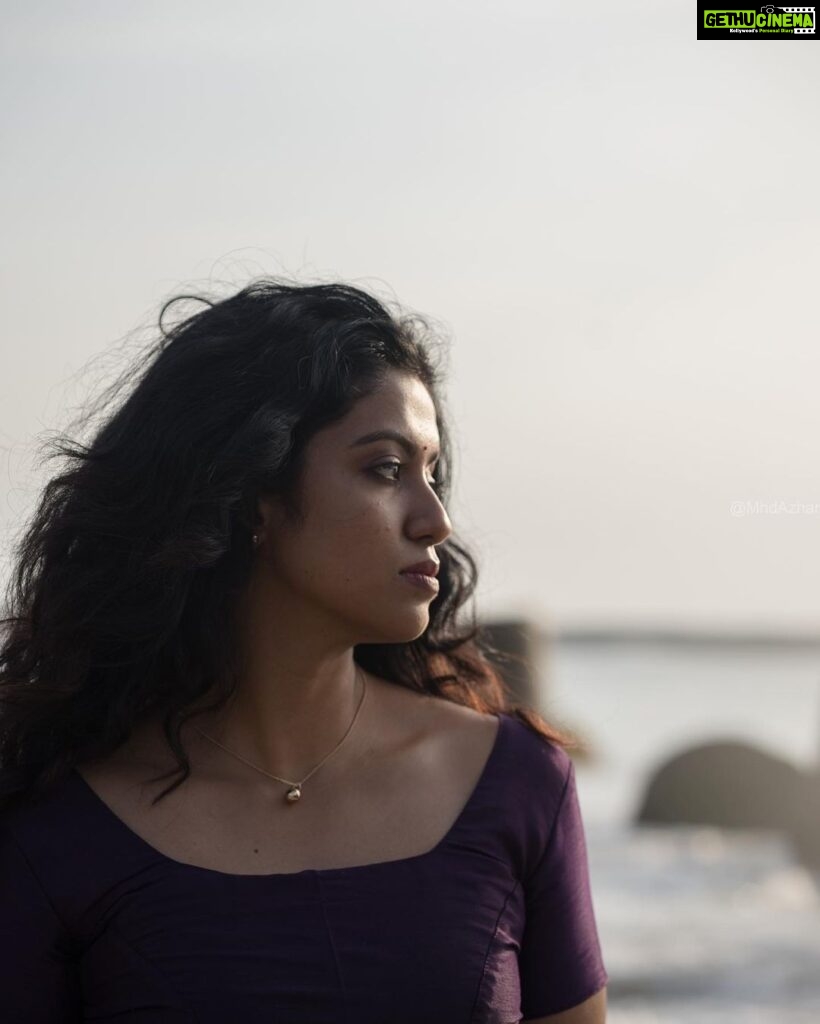 Roshini Haripriyan Instagram - வானம் வசப்படும் ✨ 📷 @azhar_dop #roshniharipriyan #dreamy #beach