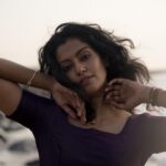 Roshini Haripriyan Instagram - வானம் வசப்படும் ✨ 📷 @azhar_dop #roshniharipriyan #dreamy #beach
