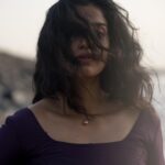 Roshini Haripriyan Instagram - வானம் வசப்படும் ✨ 📷 @azhar_dop #roshniharipriyan #dreamy #beach