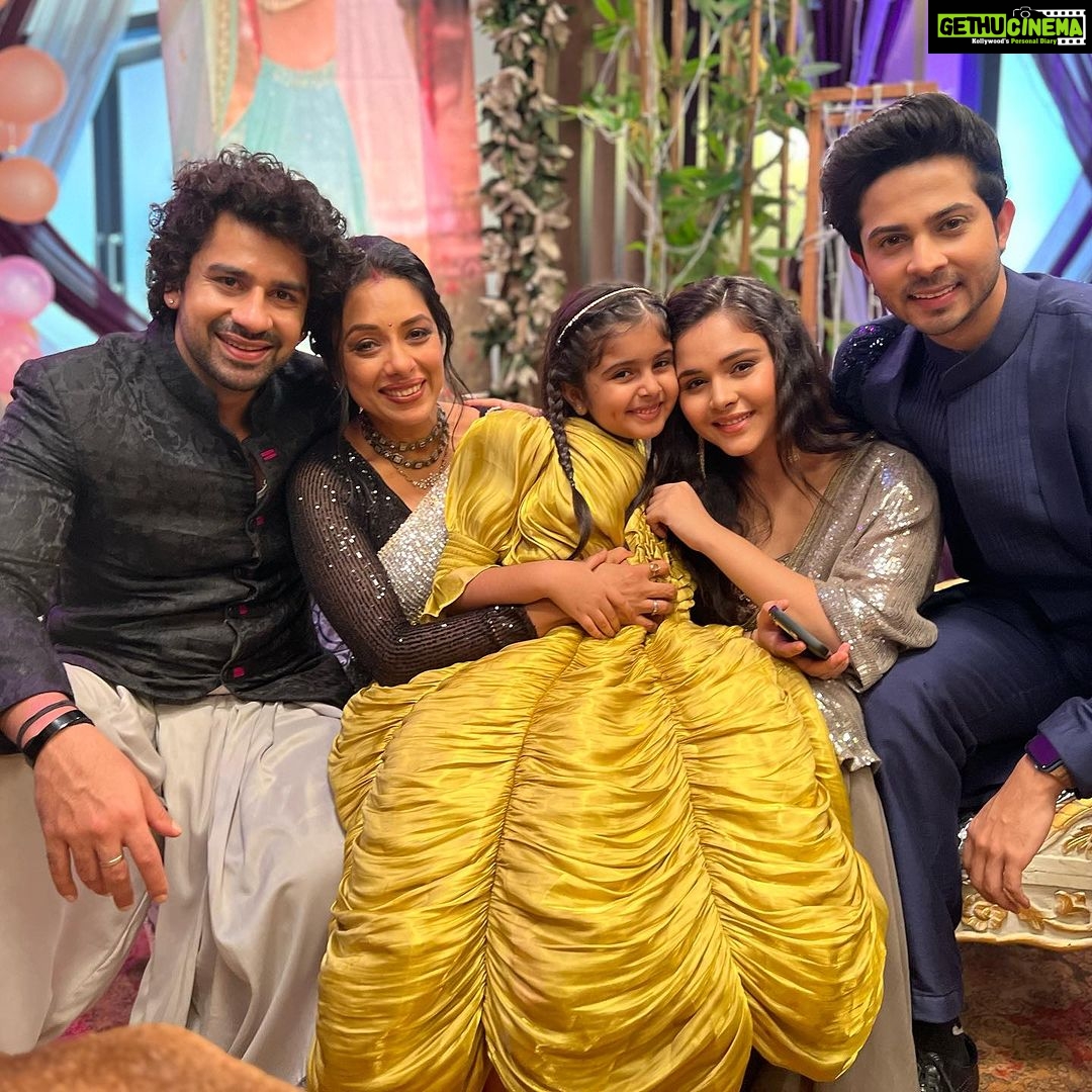 Rupali Ganguly Instagram - ANUPAMA K BACHAE USKI DUNIYA…🌟🤞❤️😇🧿🙏 Good morning to all watching us, loving us and hating us..🤗❤️MAY YOU ALL BE BLESSED WITH HAPPY FAMILY…. Familia THU THU THU #anupamaa #explore #explorepage #family #love #bond #growth #life #together #celebrate #feelblessed #makeithappen #toshu #samar #paakhi #chotianu #emotions #journey #grateful Somewhereontheearth